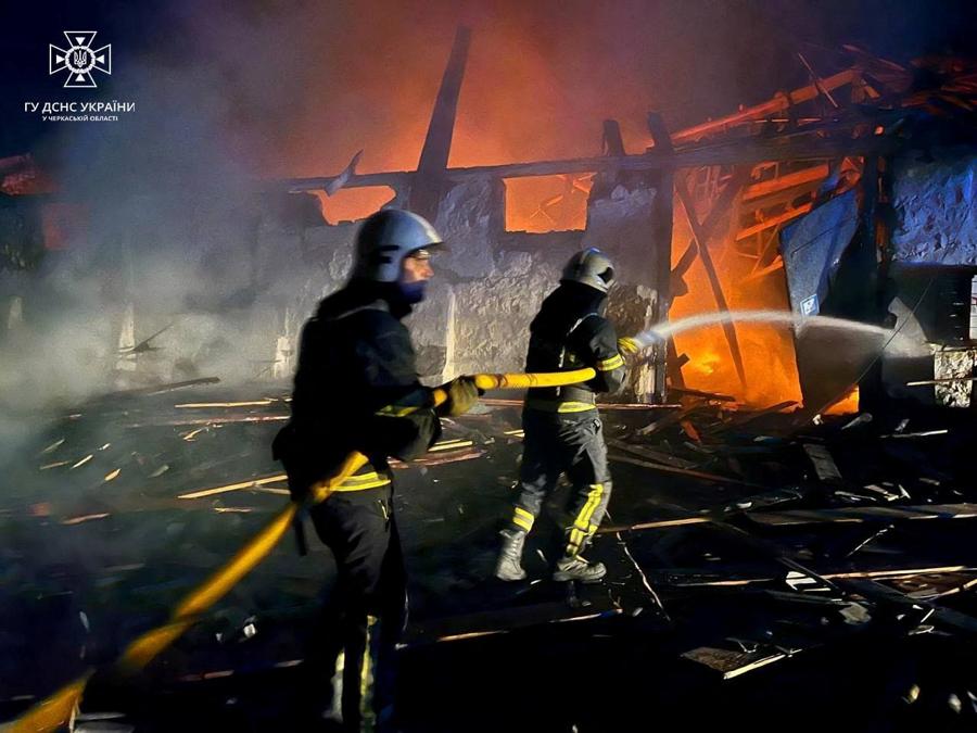 I vigili del fuoco lavorano in un sito di magazzini di grano colpiti durante un attacco di droni russi, a Uman, nella regione di Cherkasy. (Servizio stampa del Servizio di emergenza statale dell’Ucraina nella regione di Cherkasy/Handout via REUTERS)