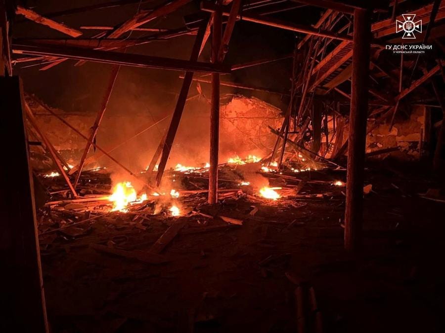 Un magazzino brucia dopo l’attacco di un drone russo, nel mezzo dell’attacco russo, a Uman, nella regione di Cherkasy. (Servizio stampa del Servizio di emergenza statale dell’Ucraina nella regione di Cherkasy/Handout via REUTERS)