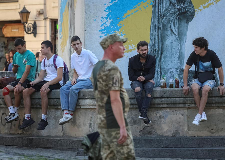 La gente riposa, nel mezzo dell’attacco della Russia all’Ucraina, nel centro di Lviv. (REUTERS/Roman Baluk)