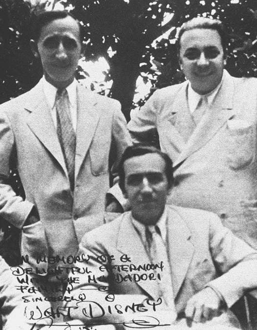 Walt Disney ed il fratello Roy in Italia con Arnoldo Mondadori, 1928. La fotografia riporta una dedica firmata da Walt Disney. (Fototeca Gilardi)