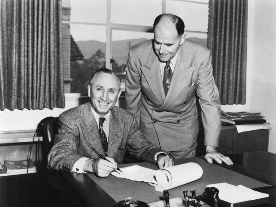 Roy Disney, presidente della Walt Disney Productions a Burbank, California, c. 1951. (Foto di Archivi Underwood/Getty Images)