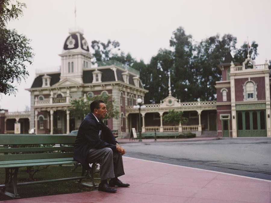 Disney  siede su una panchina nel suo parco divertimenti Disneyland, Anaheim, California, anni ’50.(Photo by Gene Lester/Getty Images)