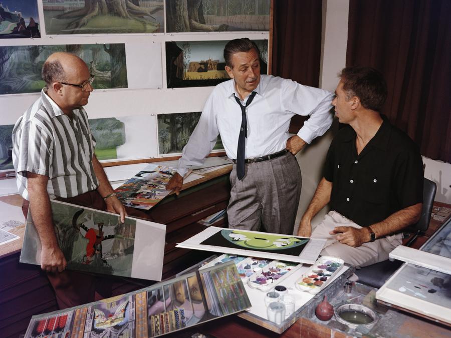Walt Disney parla con una coppia di animatori di alcuni dei loro lavori. (Photo by Gene Lester/Getty Images)