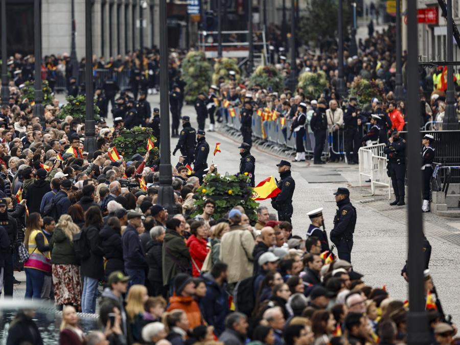 La folla  in piazza Puerta del Sol in attesa di vedere la famiglia reale spagnola mentre si reca alla Camera Bassa di Madrid, per partecipare alla cerimonia in cui la principessa ereditaria  Leonor giurerà fedeltà alla Costituzione spagnola, a Madrid. La principessa Leonor presterà giuramento di fedeltà alla Costituzione spagnola nel giorno del suo 18esimo compleanno. Una volta raggiunta la maggiore età e prestato giuramento davanti al Parlamento, la principessa potrà esercitare la funzione reale automaticamente e immediatamente  in caso di assenza del monarca . (Epa/Rodrigo Jimenez)