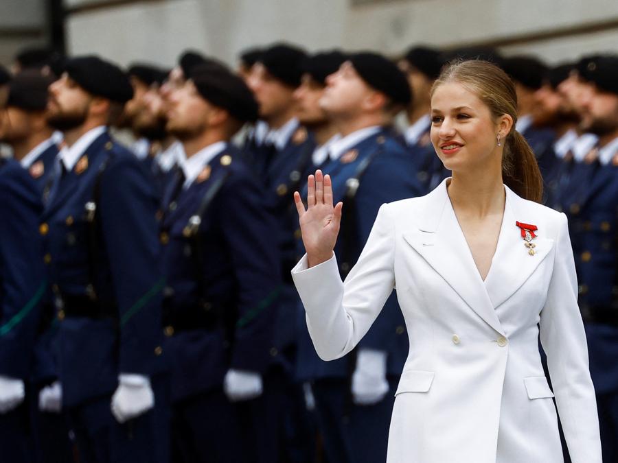 La principessa Leonor di Spagna arriva per prestare giuramento sulla Costituzione al parlamento di Madrid. (Reuters/Susana Vera)