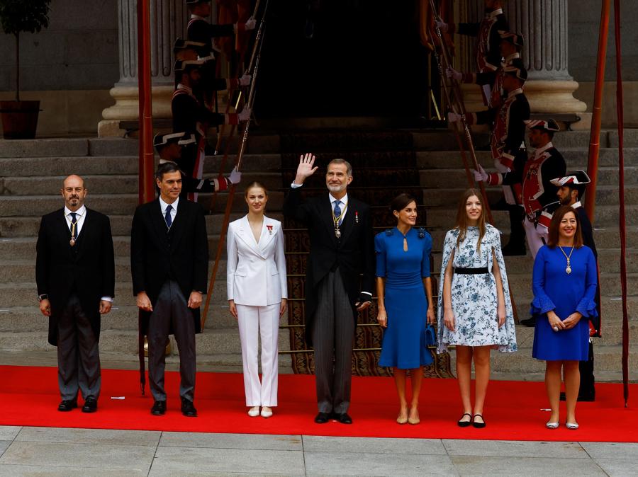 Il presidente del Senato spagnolo Pedro Rollan, il primo ministro spagnolo ad interim Pedro Sanchez, la principessa Leonor, il re Felipe, la regina Letizia, l’infanta Sofia e la presidente del Congresso dei deputati di Spagna Francesca Armengol arrivano alla cerimonia di giuramento della principessa Leonor per la costituzione al Parlamento di Madrid. (Reuters/Susana Vera)