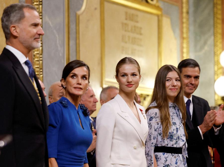 La principessa Leonor di Spagna insieme ai suoi familiari, il re di Spagna Felipe, la regina Letizia e la principessa Sofia, e il primo ministro spagnolo Pedro Sanchez, prima di prestare giuramento alla costituzione al parlamento di Madrid. (Reuters/Juan Medina)