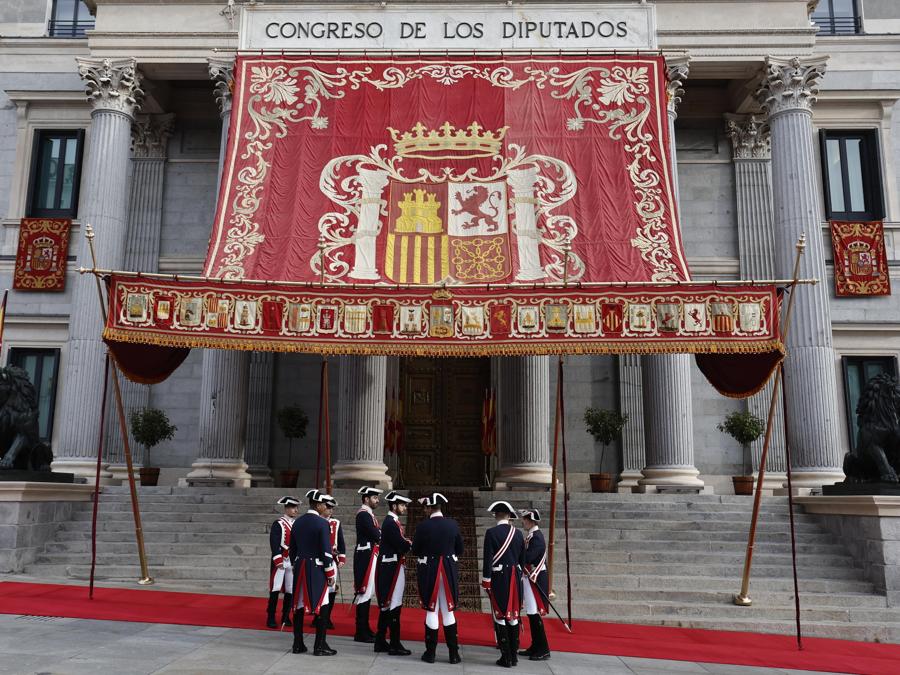 Le guardie reali davanti alla Camera Bassa di Madrid, in attesa della cerimonia in cui la principessa ereditaria spagnola Leonor giurerà fedeltà alla Costituzione spagnola, a Madrid. (Epa/Sergio Perez)