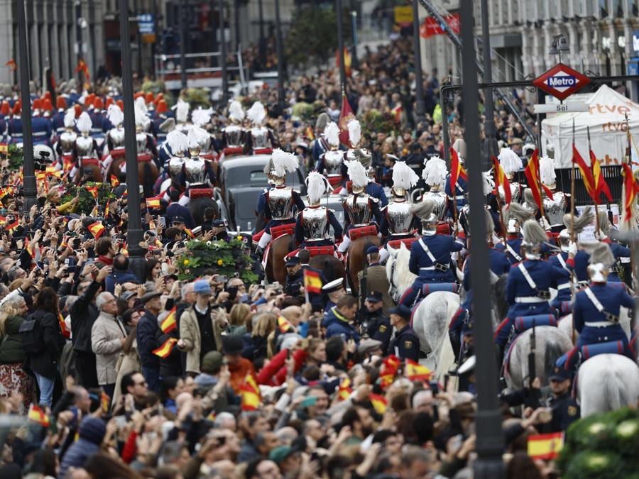 La folla in piazza Puerta del Sol guarda la principessa Leonor e sua sorella Infanta Sofia scortate su una Rolls Royce Phamton IV mentre si dirigono verso la Camera bassa di Madrid, per partecipare alla cerimonia in cui la principessa ereditaria spagnola Leonor giurerà fedeltà alla Costituzione spagnola. (Epa/Rodrigo Jimenez)
