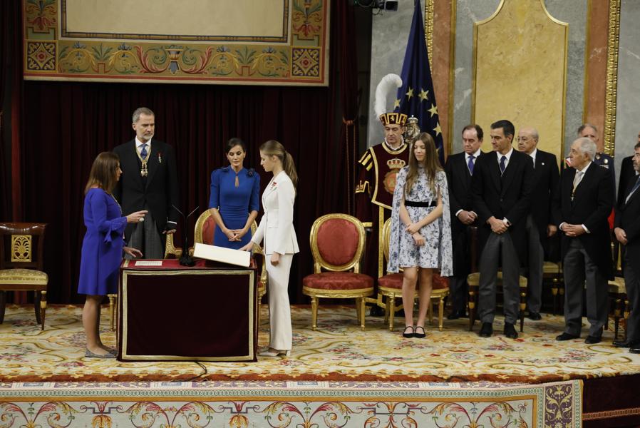 La principessa ereditaria spagnola Leonor  giura fedeltà alla Costituzione spagnola davanti a suo padre, il re Felipe VI, la regina Letizia, l’infanta Sofia, il presidente de La Camera bassa Francina Armengol (a sinistra) e il primo ministro ad interim Pedro Sanchez  e  alla Camera bassa spagnola. (Epa/Ballesteros / Pool)