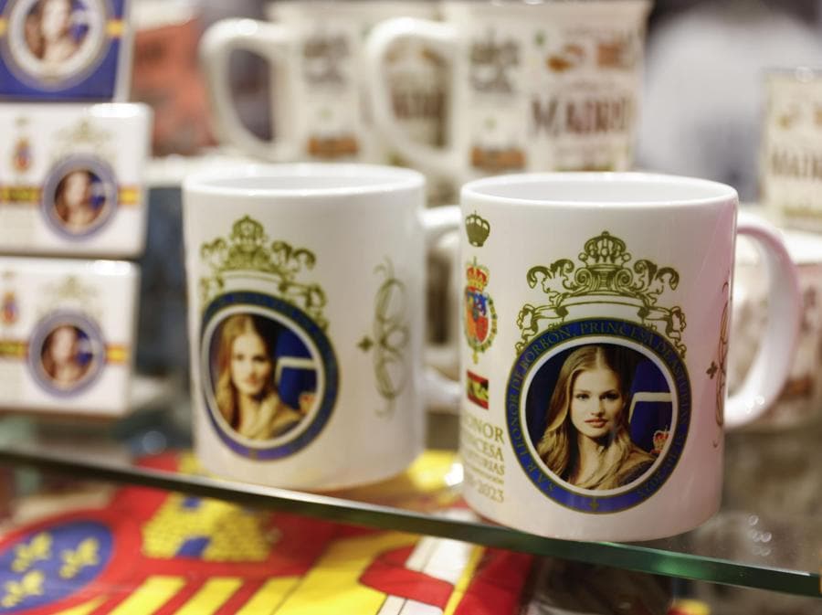 Tazze da caffè con la fotografia della principessa ereditaria spagnola Leonor. (Epa/Aitor Martin)