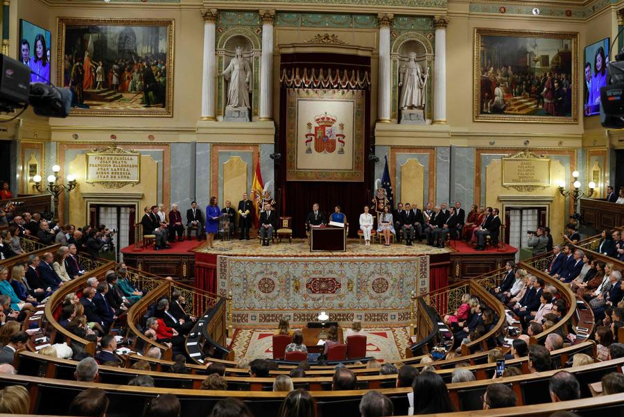 La principessa ereditaria spagnola delle Asturie Leonor, la sua famiglia e il primo ministro spagnolo Pedro Sanchez alla cerimonia per giurare fedeltà alla costituzione, nel giorno del suo 18esimo compleanno, davanti al Congresso dei Deputati. (Photo by Andres Ballesteros / Pool/ Afp)