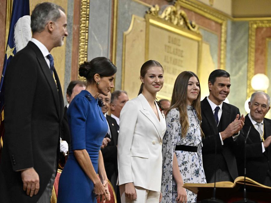 La principessa ereditaria spagnola delle Asturie Leonor (al centro) mentre arriva con il re spagnolo Felipe VI (a sinistra), la regina spagnola Letizia (seconda da sinistra), la principessa spagnola Sofia (seconda da destra) e il primo ministro spagnolo Pedro Sanchez al Congresso di I deputati giureranno fedeltà alla Costituzione, nel giorno del suo 18esimo compleanno. (Photo by Javier Soriano / Afp)