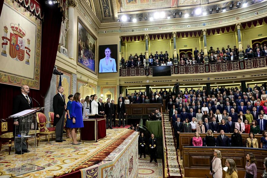 La principessa ereditaria spagnola delle Asturie Leonor partecipa alla cerimonia per giurare fedeltà alla costituzione, nel giorno del suo 18° compleanno, al Congresso dei deputati. (Photo by Javier Soriano / Afp)
