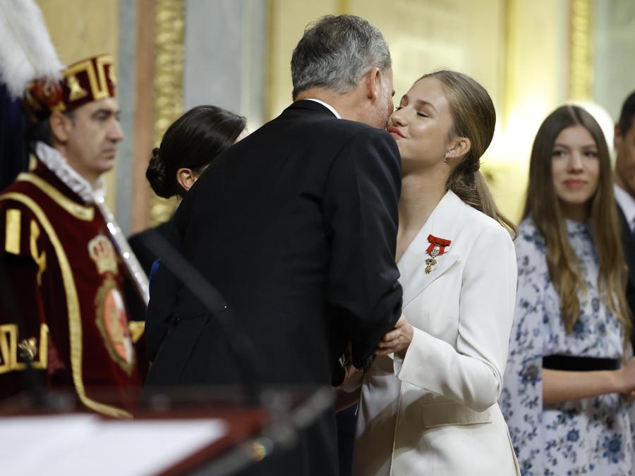 La principessa ereditaria spagnola Leonor riceve le congratulazioni da suo padre, re Felipe VI, dopo aver giurato fedeltà alla Costituzione spagnola durante una cerimonia tenutasi presso la Camera bassa spagnola, a Madrid. (Epa/Chema Moya)
