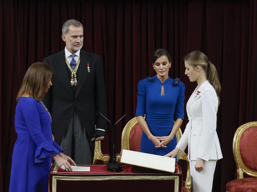 La principessa ereditaria spagnola Leonor  giura fedeltà alla Costituzione spagnola davanti a suo padre, il re Felipe VI, alla regina Letizia  e alla presidente della Camera bassa Francina Armengol  presso la Camera bassa spagnola, a Madrid. (Epa/Ballesteros / Pool)