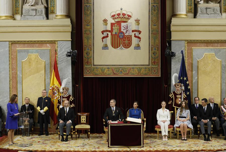 La principessa ereditaria spagnola Leonor, il re Felipe VI (al centro), la regina Letizia, l’Infanta Sofia  e il presidente del Senato Pedro Rollan  ascoltano il presidente della Camera bassa Francina Armengol (a sinistra) durante la cerimonia in cui la principessa ereditaria spagnola Leonor giurerà fedeltà alla Costituzione spagnola presso la Camera Bassa di Madrid. (Epa/Ballesteros / Pool)