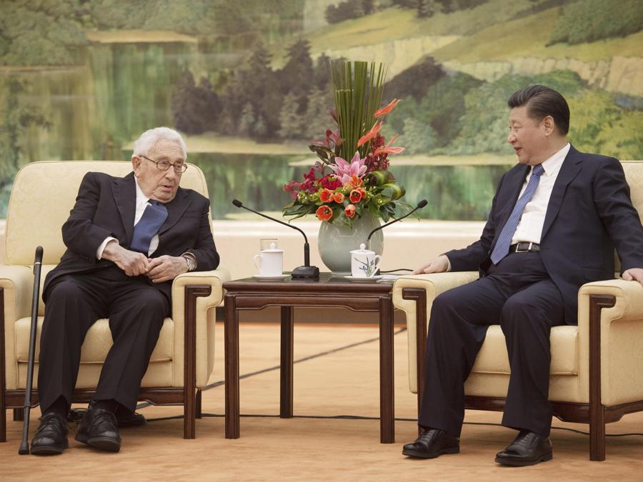 Henry Kissinger e Xi Jinping  (EPA/NICOLAS ASFOURI)
