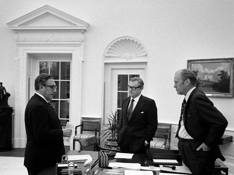  Gerald R Ford (a destra), Henry A. Kissinger (a sinistra) e Nelson A. Rockefeller (in centro)  (EPA/GERALD R. FORD LIBRARY)