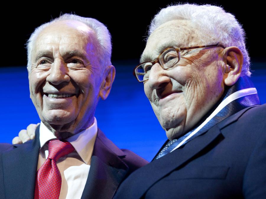 Shimon Peres e Henry Kissinger  (EPA/ABIR SULTAN)