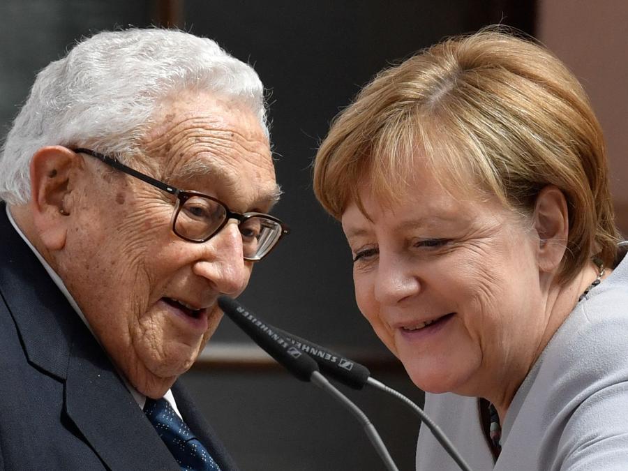  Angela Merkel con Henry Kissinger  (Photo by John MACDOUGALL / AFP)
