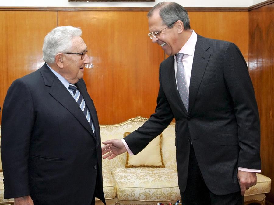  Sergey Lavrov con Henry Kissinger (EPA/MAXIM SHIPENKOV)