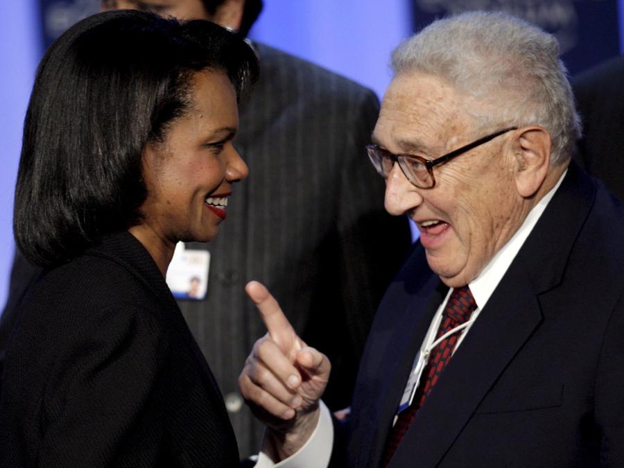  Condoleezza Rice parla con  Henry Kissinger (EPA/LAURENT GILLIERON)