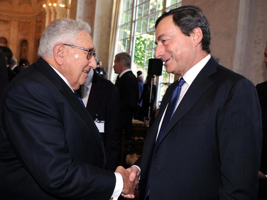 HENRY KISSINGER e vMARIO DRAGHI (Ansa)
