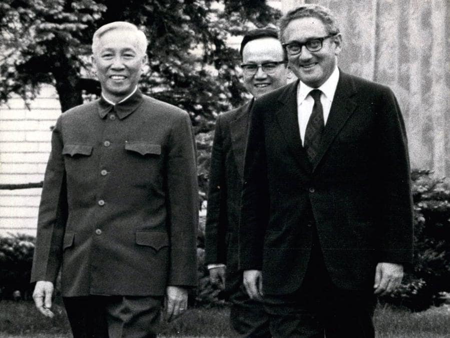 Il leader vietnamita LE DUC THO con HENRY KISSINGER (foto IPP)