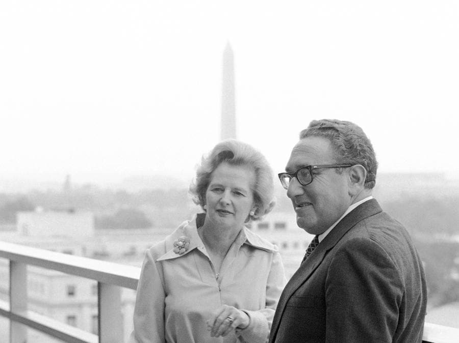 Margaret Thatcher con Henry Kissinger. (AP Photo/Bob Daugherty)