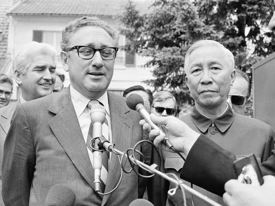 Henry Kissinge con  Le Duc Tho (AP Photo/Michel Lipchitz, File) 