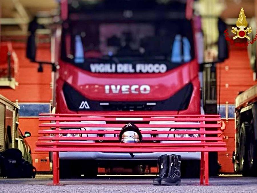 Una panchina rossa contro la violenza sulle donne a Roma, 25 novembre 2023. (Ansa/Vigili del Fuoco)
