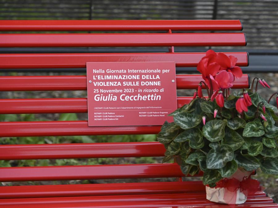 Installazione di una panchina rossa dedicata a Giulia Cecchettin nel cortile della Facolta' di Ingegneria dell'Università di Padova. (Ansa/Nicola Fossella)