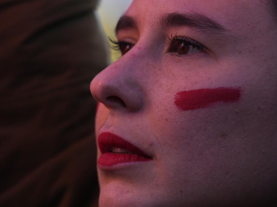 Una donna partecipa a una manifestazione in occasione della Giornata internazionale per l’eliminazione della violenza contro le donne, a Milano, 25 novembre 2023. (AP Photo/Luca Bruno)