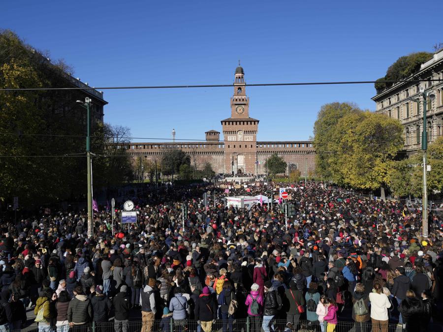 I manifestanti si riuniscono in occasione della Giornata internazionale per l’eliminazione della violenza contro le donne, a Milano, 25 novembre 2023. (AP Photo/Luca Bruno)