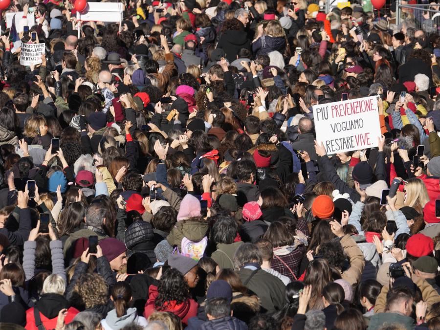Le donne mostrano striscioni con la scritta “Più prevenzione vogliamo restare in vita” in occasione della Giornata internazionale per l’eliminazione della violenza contro le donne, a Milano, 25 novembre 2023. (AP Photo/Luca Bruno)