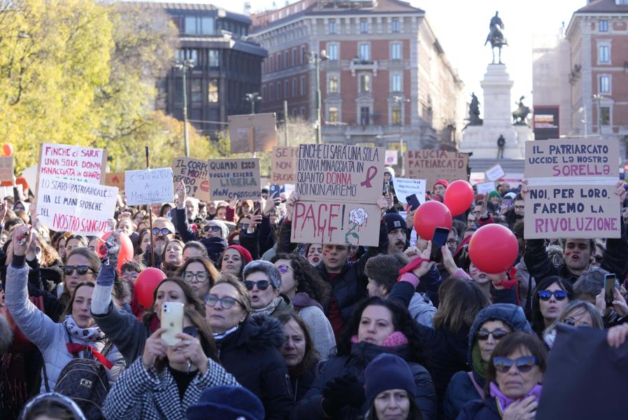 Manifestazione in occasione della Giornata internazionale per l’eliminazione della violenza contro le donne, a Milano, 25 novembre 2023. (AP Photo/Luca Bruno)