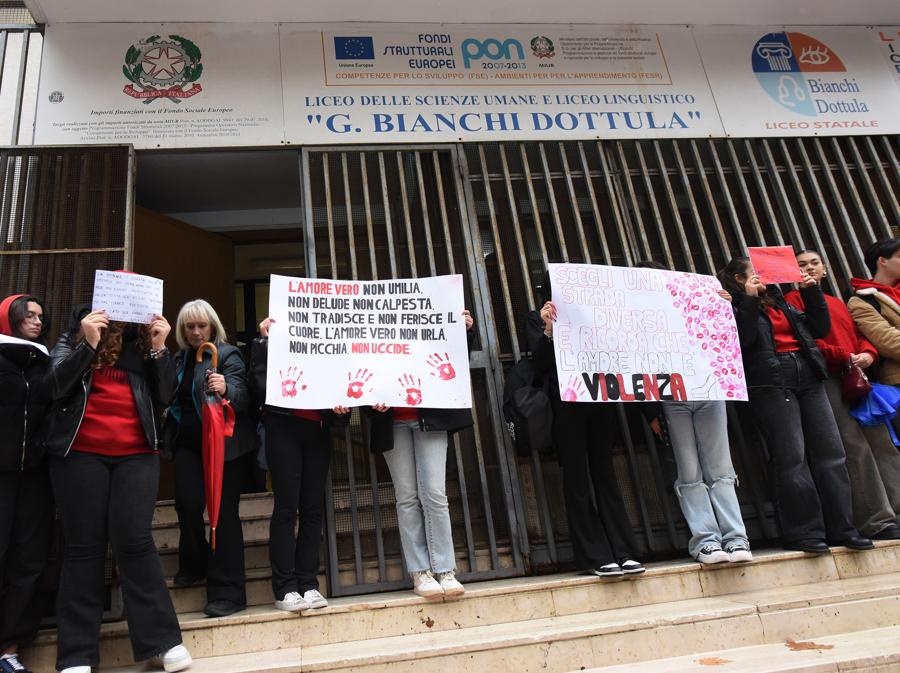 Liceo Bianchi Dottula - Giornata Internazionale contro la violenza sulle donne  a Bari (Imagoeconomica)