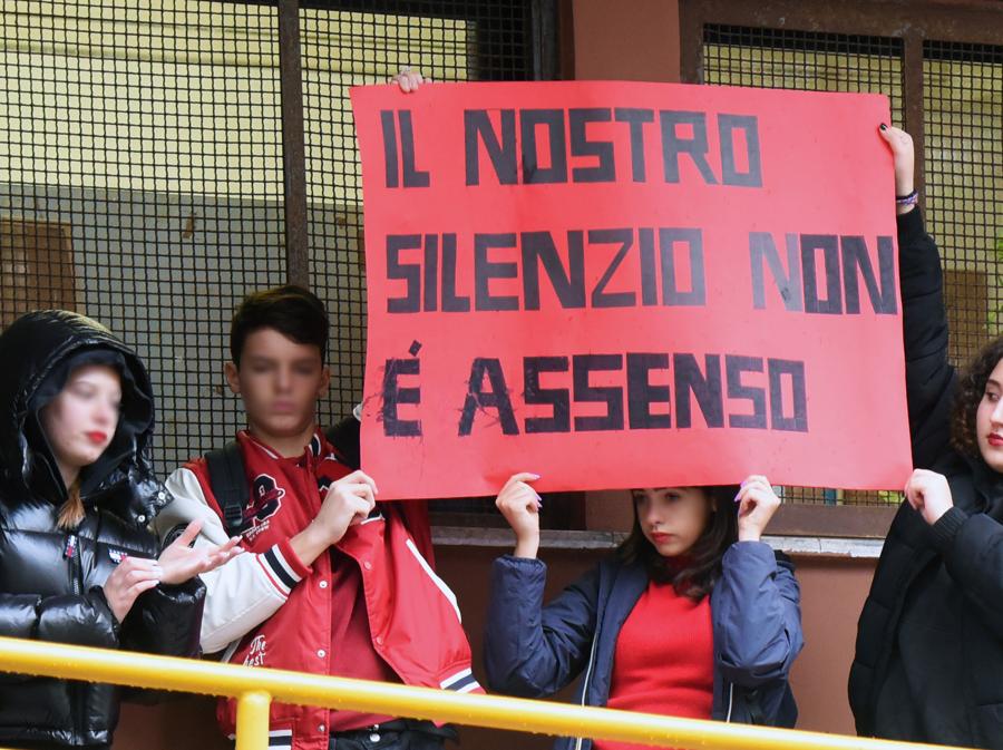 Liceo Bianchi Dottula - Giornata Internazionale contro la violenza sulle donne  a Bari (Imagoeconomica)