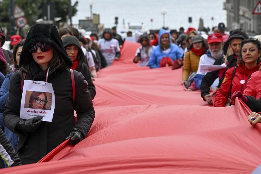 Il flash mob alla fine del corteo promosso da Cgil Napoli e Campania in occasione della giornata contro la violenza sulle donne, in piazza del Plebiscito a Napoli, 25 novembre 2023. (Ansa/ Ciro Fusco)
