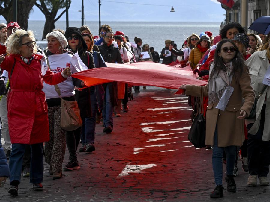 Il flash mob alla fine del corteo promosso da Cgil Napoli e Campania in occasione della giornata contro la violenza sulle donne, in piazza del Plebiscito a Napoli, 25 novembre 2023. (Ansa/ Ciro Fusco)