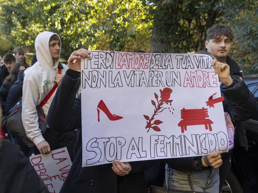 Attivisti di diverse associazioni e molti uomini protestano in piazza nell’ambito della giornata internazionale per porre fine alla violenza contro le donne a Ravenna,  25 novembre 2023. (Ansa/Fabrizio Zani / Pasquale Bove) 