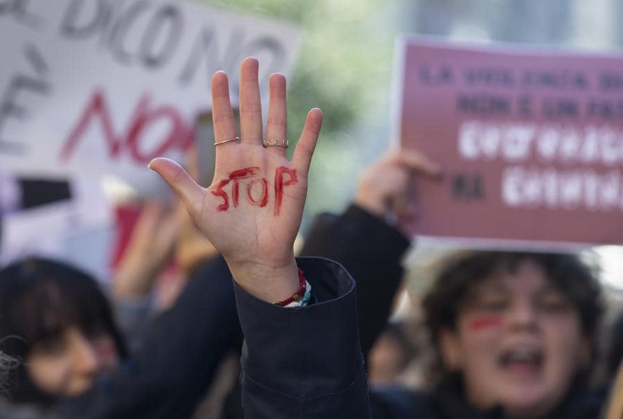 Attivisti di diverse associazioni e molti uomini protestano in piazza nell’ambito della giornata internazionale per porre fine alla violenza contro le donne a Ravenna,  25 novembre 2023. (Ansa/Fabrizio Zani / Pasquale Bove)