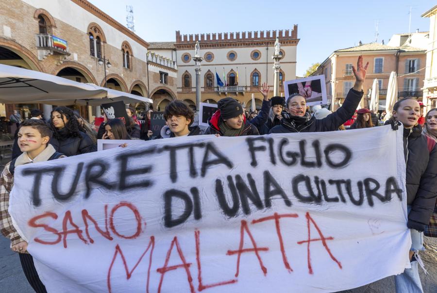 Attivisti di diverse associazioni e molti uomini protestano in piazza nell’ambito della giornata internazionale per porre fine alla violenza contro le donne a Ravenna,  25 novembre 2023. (Ansa/Fabrizio Zani / Pasquale Bove)