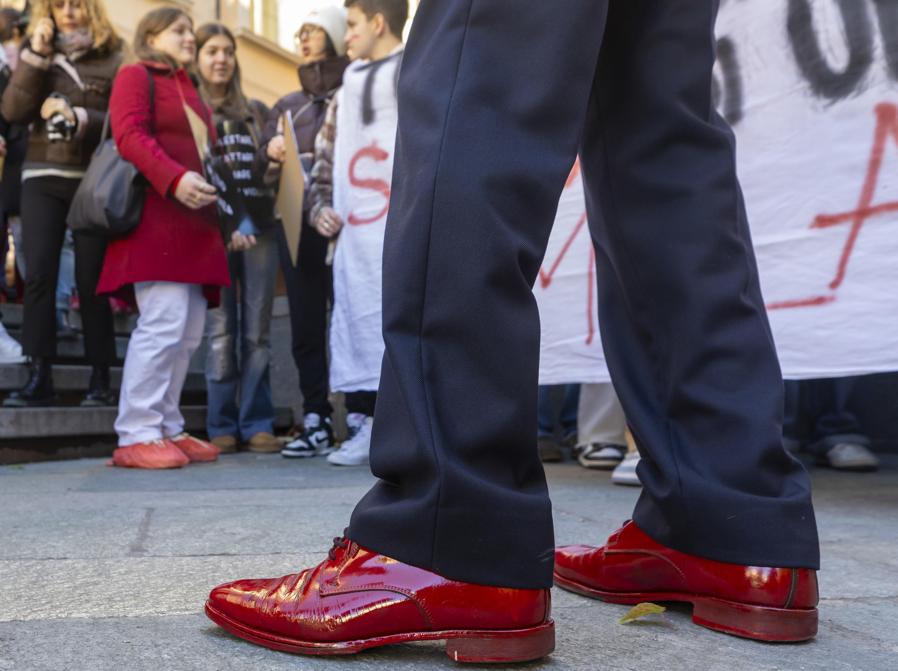 Attivisti di diverse associazioni e molti uomini protestano in piazza nell’ambito della giornata internazionale per porre fine alla violenza contro le donne a Ravenna, 25 novembre 2023. (Ansa/Fabrizio Zani / Pasquale Bove)