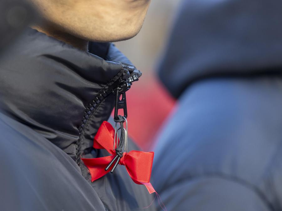 Attivisti di diverse associazioni e molti uomini protestano in piazza nell’ambito della giornata internazionale per porre fine alla violenza contro le donne a Ravenna,  25 novembre 2023. (Ansa/Fabrizio Zani / Pasquale Bove)