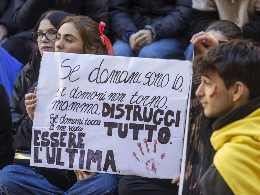 Attivisti di diverse associazioni e molti uomini protestano in piazza nell’ambito della giornata internazionale per porre fine alla violenza contro le donne a Ravenna,  25 novembre 2023. (Ansa/Fabrizio Zani / Pasquale Bove)