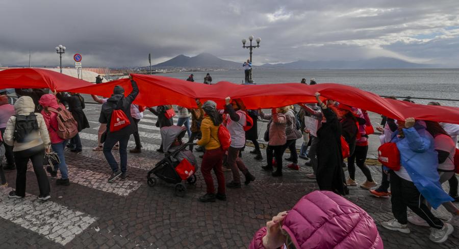 Il flash mob alla fine del corteo promosso da Cgil Napoli e Campania in occasione della giornata contro la violenza sulle donne, in piazza del Plebiscito a Napoli, 25 novembre 2023. (Ansa/ Ciro Fusco)