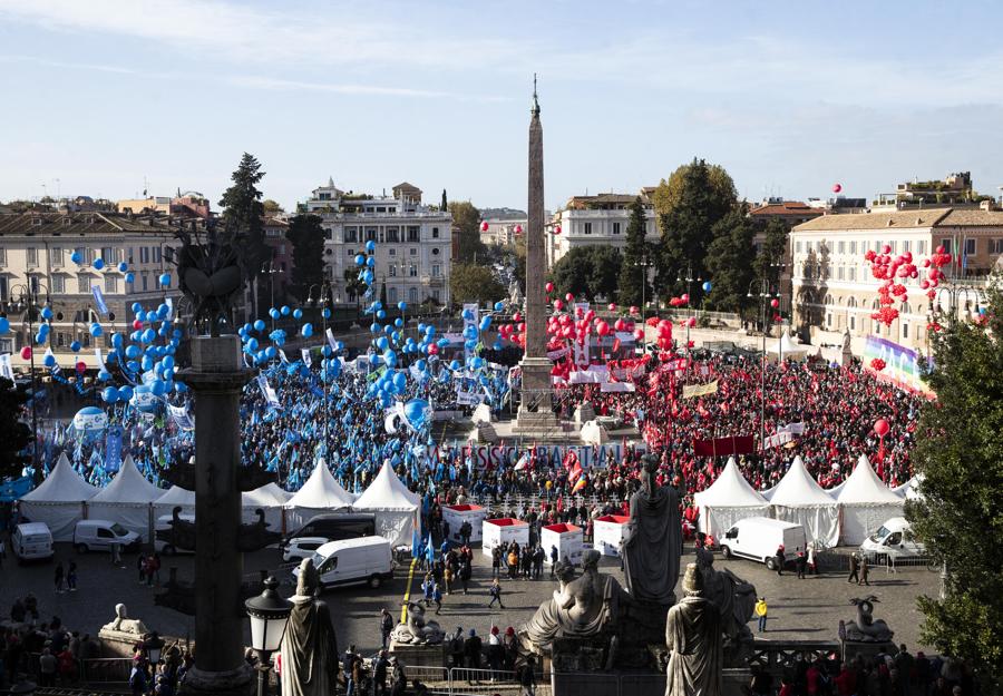 Un momento della manifestazione per lo sciopero generale di Cgil e Uil a piazza del Popolo a Roma. (Ansa/Angelo Carconi)