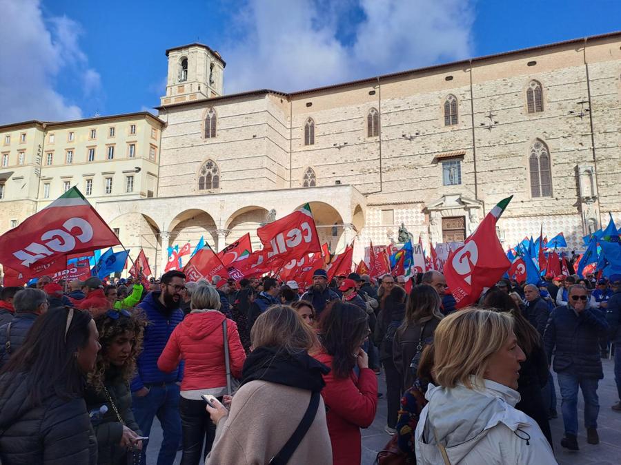 La manifestazione regionale in piazza 4 Novembre a Perugia. (Ansa/ Claudio Sebastiani)